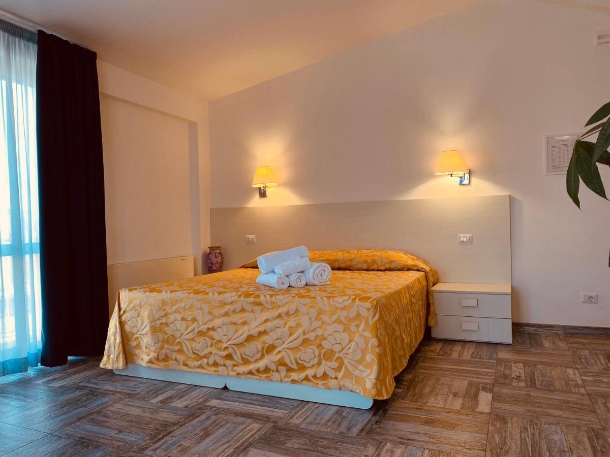 Hotel Muita Di Mari ซานตา เตเรซา กัลลูรา ภายนอก รูปภาพ