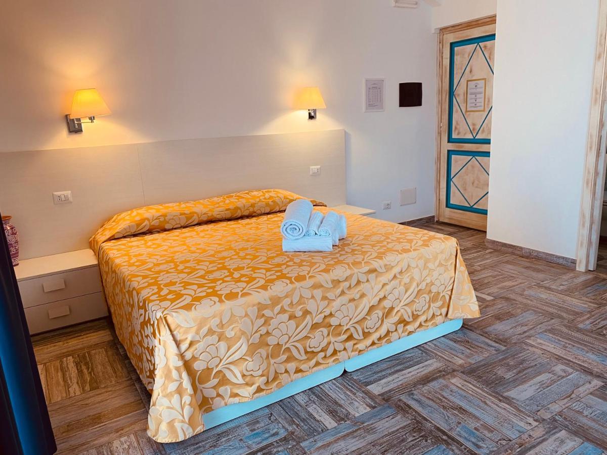 Hotel Muita Di Mari ซานตา เตเรซา กัลลูรา ภายนอก รูปภาพ