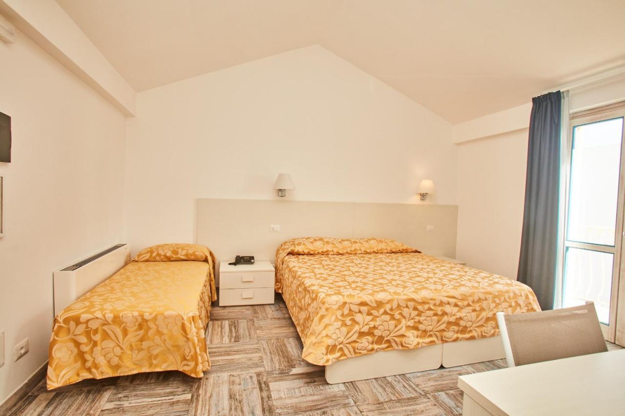 Hotel Muita Di Mari ซานตา เตเรซา กัลลูรา ภายนอก รูปภาพ