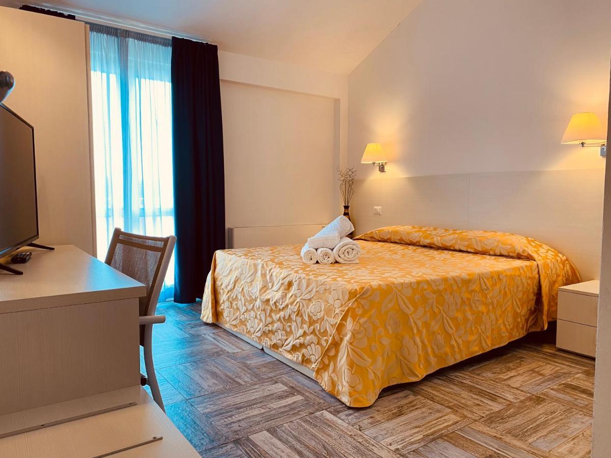 Hotel Muita Di Mari ซานตา เตเรซา กัลลูรา ภายนอก รูปภาพ